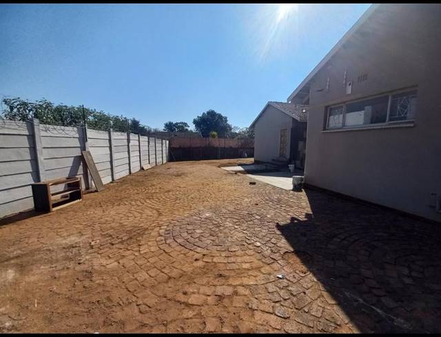 5 BEDROOM HOUSE FOR SALE IN LYTTELTON MANOR
